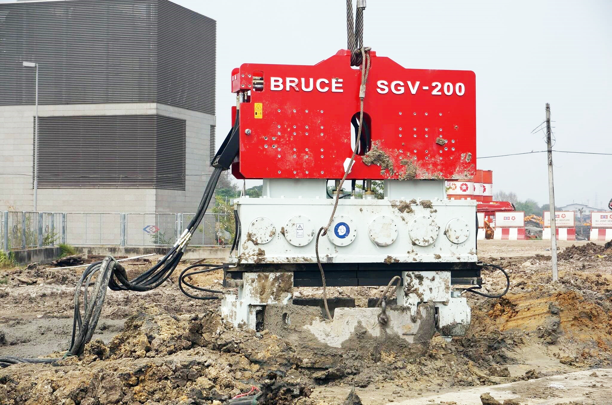BRUCE Vibro Hammer at work on a high-density piling project in challenging ground conditions