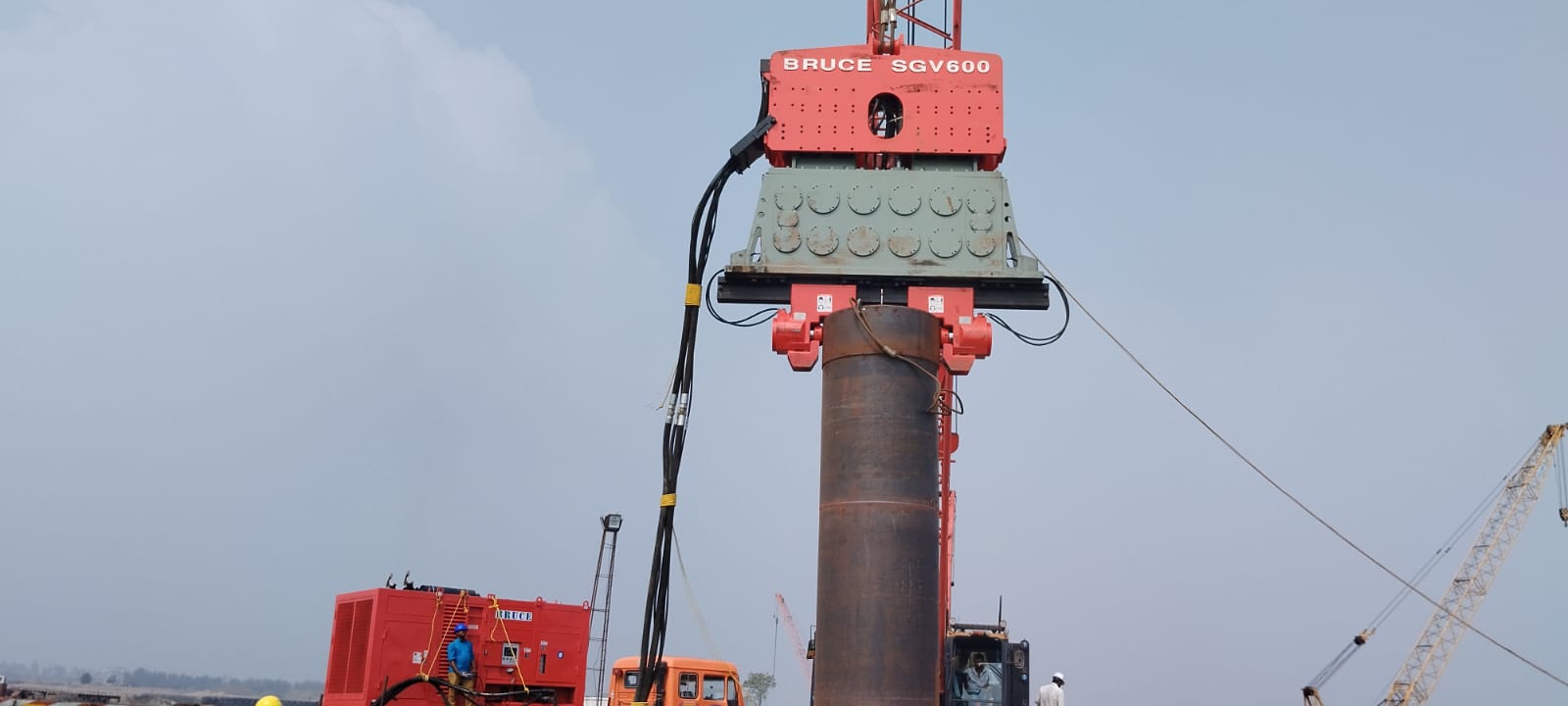 BRUCE Vibro Hammer SGV-600 in Action Powerful Performance at Casing Pile Driving Sites !!