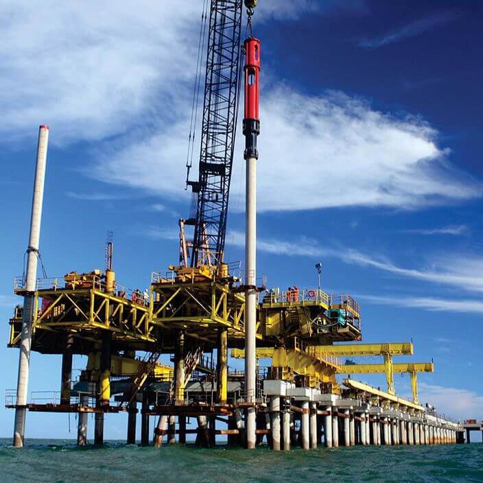 ✅ operator-using-hydraulic-impact-pile-hammer-with-remote-control-system