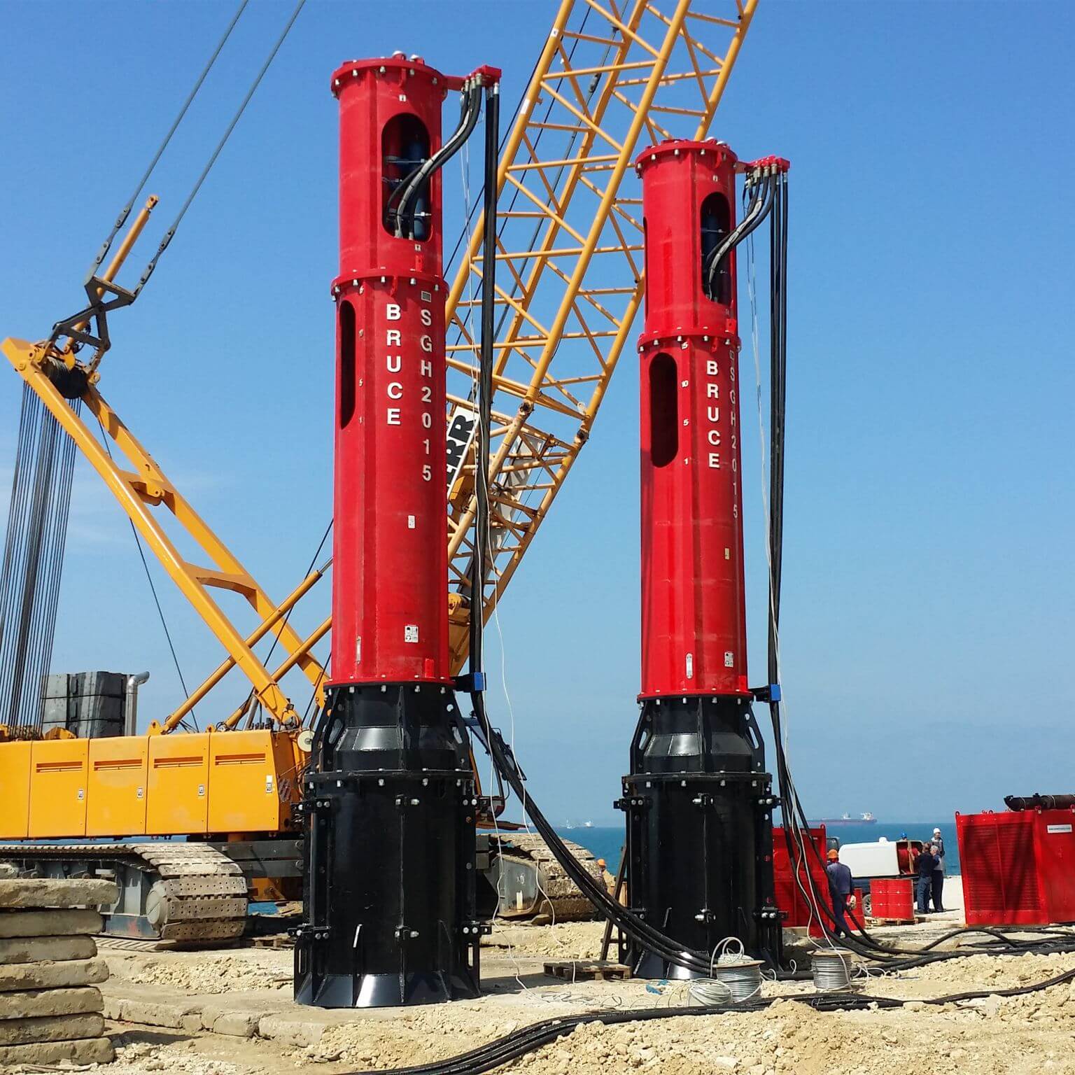BRUCE pile hammer mounted on fixed leader rig for foundation work 