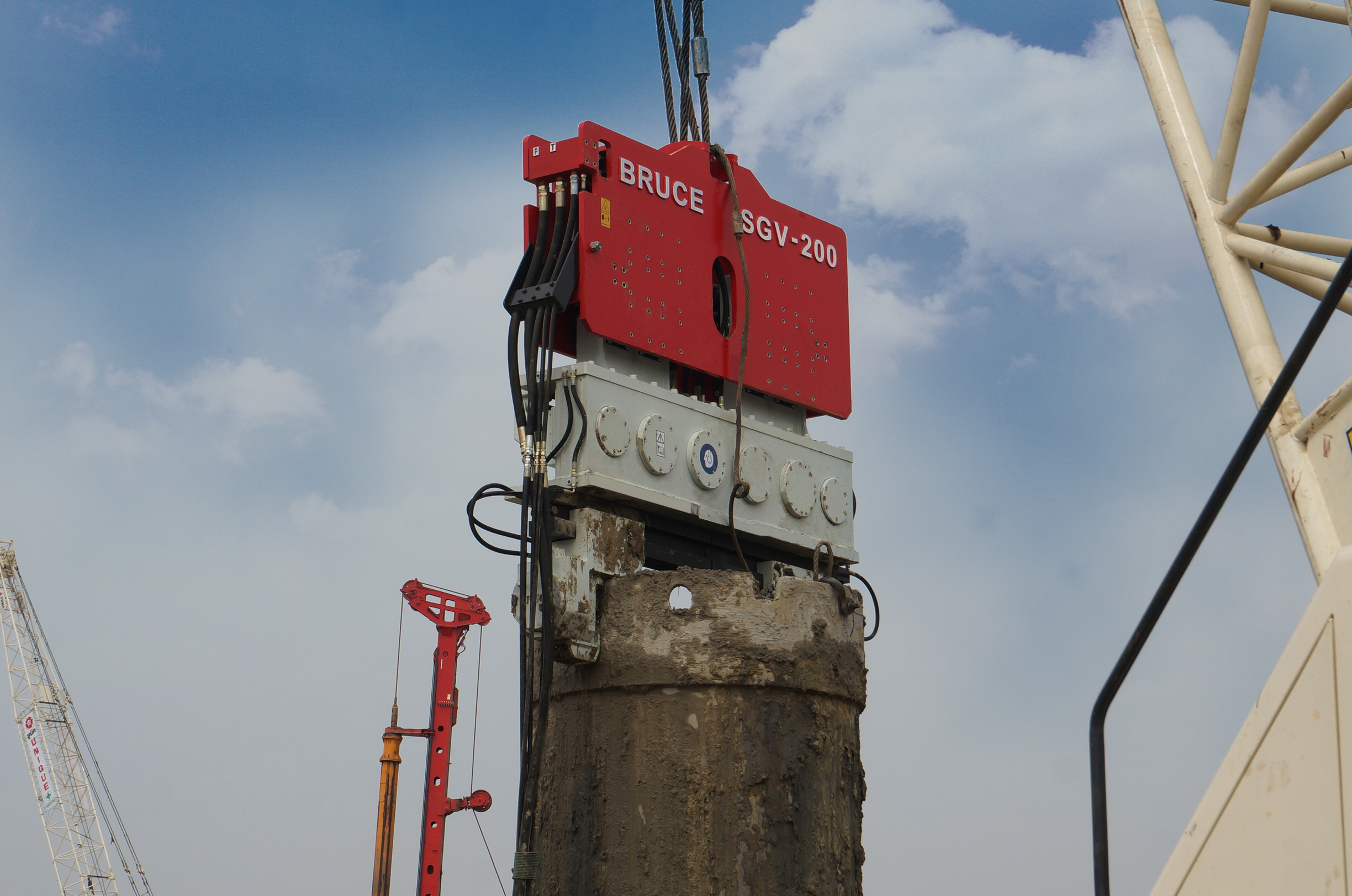 BRUCE SGV‑200 vibro hammer used in U.S. marine piling project
