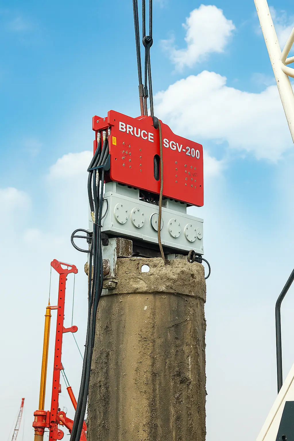 BRUCE SGV‑1000 vibro hammer used in U.S. marine piling project