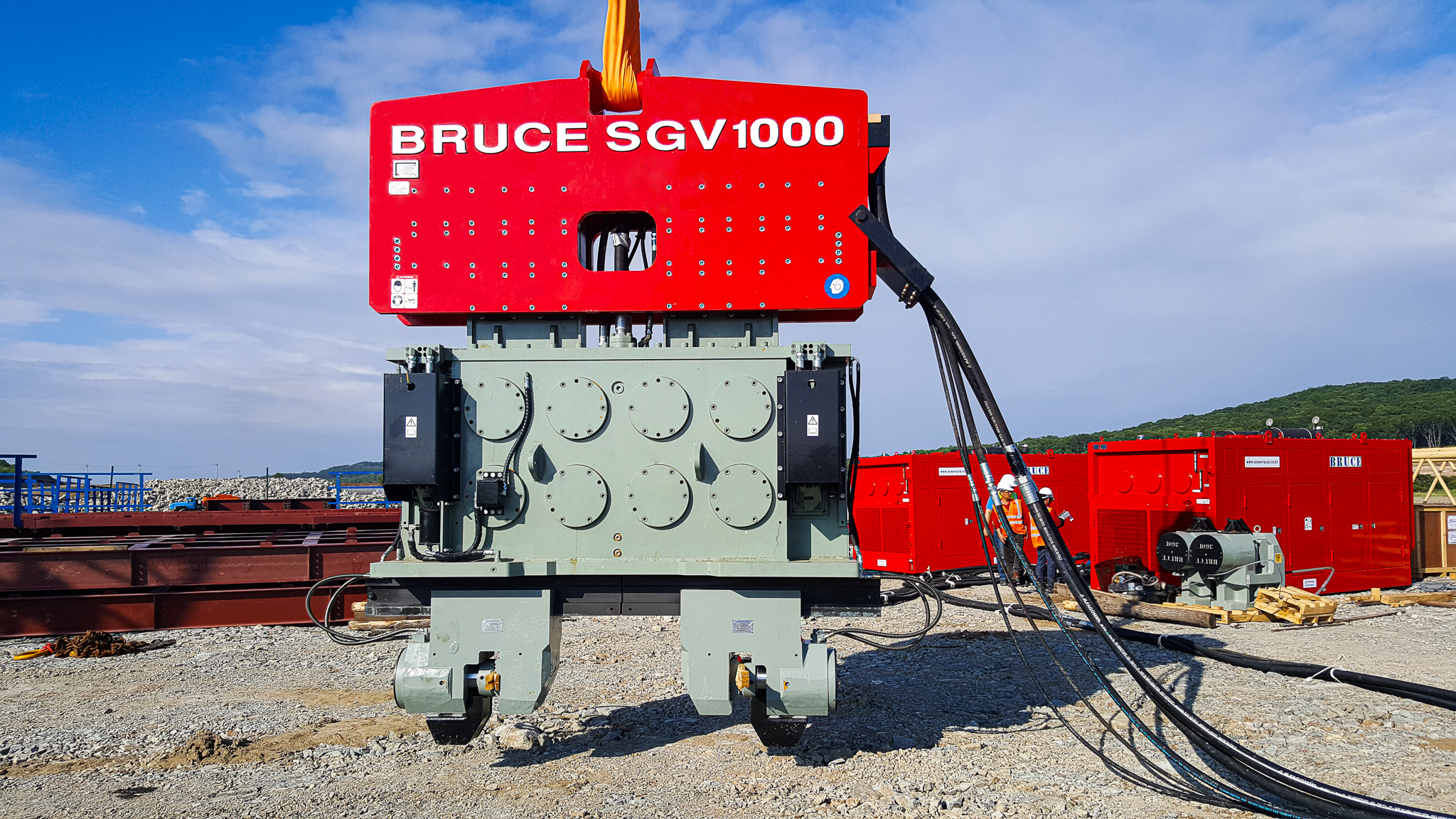 vibro-hammer-driving-sheet-piles-in-urban-construction