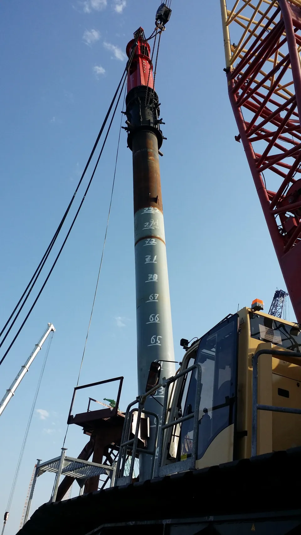 BRUCE SGH2815 hydraulic pile hammer positioned for impact pile driving