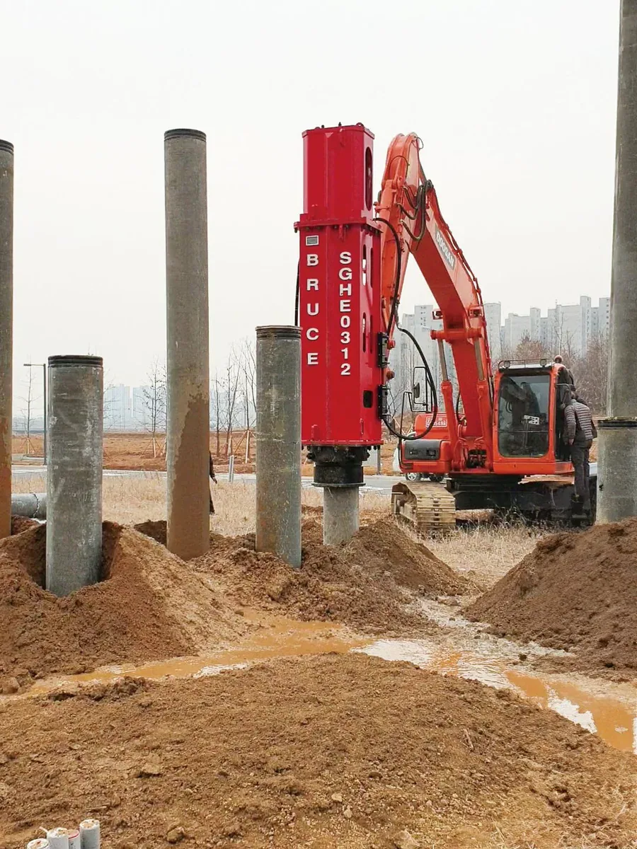 BRUCE hydraulic impact hammer positioned on a precast concrete pile